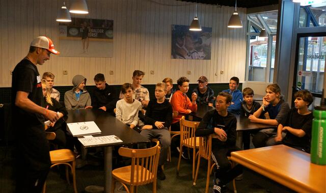 Coach Andy Römer erläutert Regeln und Ziele