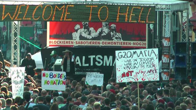 "Blockieren, Sabotieren, Demontieren, No G20" - steht auf dem riesigen Bühnenplakat, wo derzeit noch das Vorprogramm lief.