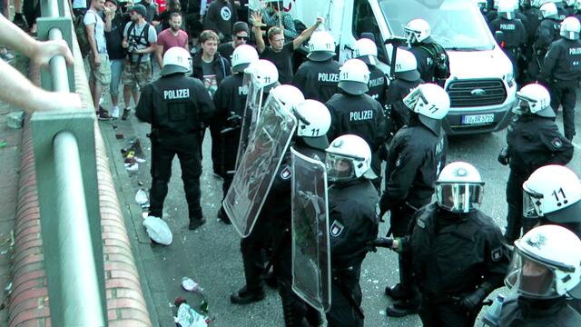 Die Polizei nun selbst auch im Kessel wird von oben beworfen