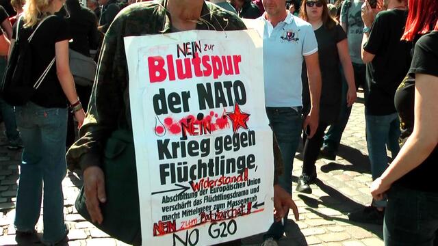 Gleichwohl aber sage er auch ganz klar, dass es in der politischen, autonomen Bewegung kein Konsens dafür gäbe, Menschen mit Vorsatz an ihrer Physis zu schädigen, das seien "Gewalt-Fantasien, die nicht den politischen Inhalten der Autonomen Bewegung entsprechen, sondern offenbar eher den Gedankenwelten eines Polizeipräsidenten", erklärt Blechschmidt im Interview.