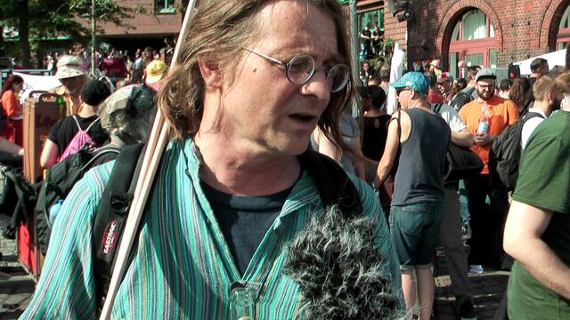 "... dass unser Innensenator Andy Grote zurücktreten muss, weil er rechtswidrig gehandelt hat" - schnappe ich im Vorbeigehen mit auf. Die Journalisten-Dichte war hier enorm.
