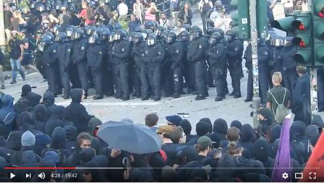 6. Juli - 20:20 Uhr - die Polizei kurz vor dem Sturm auf eine Reihe Demonstranten
https://www.youtube.com/watch?v=ewNZIzw6mKE&t=4m24s