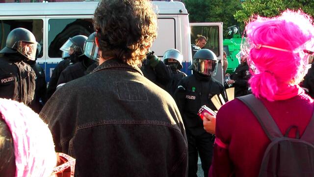 Schwarz gegen bunt - Polizei gegen Demonstranten