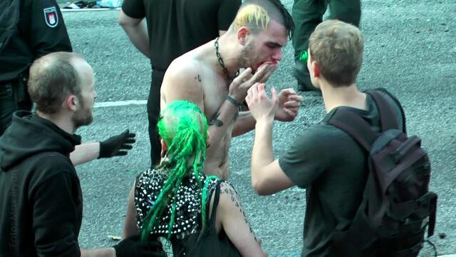 Offensichtlich Verletzter Demonstrant nach einer Attacke der Polizei (6.7. nach 20:30 Uhr)