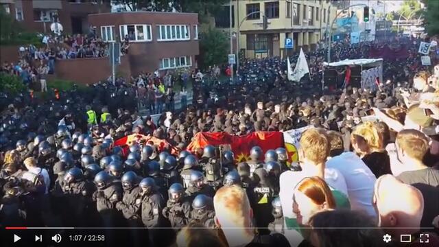 Versuch der Trennung der schwarz gekleideten Menschen von bunt gekleideten Menschen.