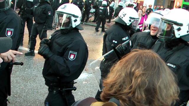 Ein Beamter der Hamburger Polizei in eindeutiger Pose
