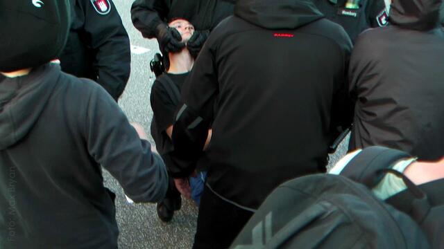 Zweifelhafter Polizeigriff gegen Leute, die sich NULL wehren