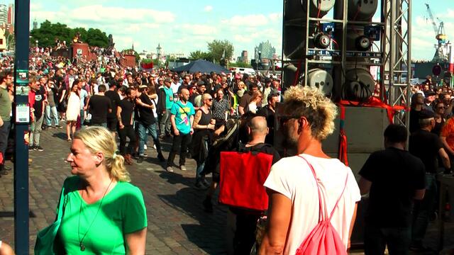 Gleichwohl aber sage er auch ganz klar, dass es in der politischen, autonomen Bewegung kein Konsens dafür gäbe, Menschen mit Vorsatz an ihrer Physis zu schädigen, das seien "Gewalt-Fantasien, die nicht den politischen Inhalten der Autonomen Bewegung entsprechen, sondern offenbar eher den Gedankenwelten eines Polizeipräsidenten", erklärt Blechschmidt im Interview.