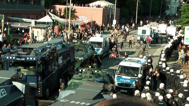 Schon lange vor Beginn der Demo gingen die Einsatzkräfte hier in Stellung