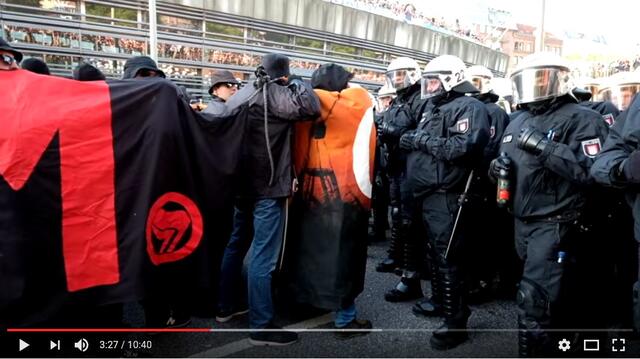 Kein Meter den Linken --> https://www.youtube.com/watch?v=qAurQo_GzB4&t=3m20s und wie oft dürfen Nazi´s im Vergleich dazu ungehindert durch Städte marschieren und auch noch verfassungsfeindliche Symbole zeigen? Irgendwas stimmt das nicht...
