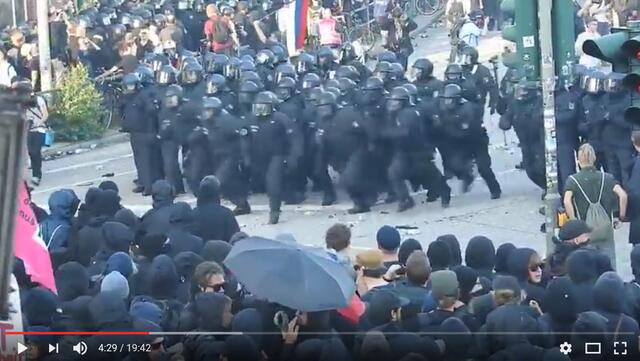 Hier greift die Polizei einen völlig friedlichen Demozug an. Experten UND auch aktive Polizisten (s. Oliver von Dobrowolski) sind der Meinung, dass am 6. Juli Aufstandsbekänpfung "trainiert" wurde - und zwar am realen, lebenden Objekt. https://www.youtube.com/watch?v=ewNZIzw6mKE&t=4m24s