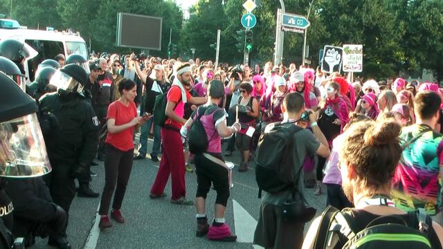 Die Samba-Truppe für die Fortsetzung der Demo