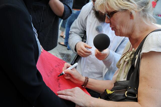 Anke (Deutschland): "Du bist und bleibst die Königin der Herzen, Du hattest soviel Liebe und Wärme in Dir. Ich kann es immer noch nicht verstehen, das Du nicht mehr da bist. Du warst was ganz besonderes. Du hast vielen Menschen geholfen. Ich denke oft an Dich und werde Dich niemals vergessen. Ich wünsche Dir jetzt Deinen Seelenfrieden, den Du immer gesucht hast." https://www.youtube.com/watch?v=uL8_P9bTUUk&list=UUWbqAhkZlc-5P2_rEJtcXkg