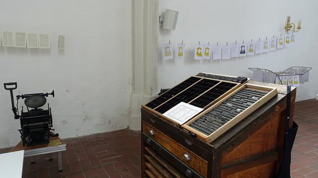 Im Seitenschiff des Doms: Nachgebaute Druckerpresse und Setzkästen. Foto: Helmut Kuzina