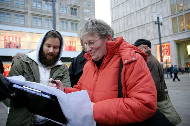 Danke Hamburg, Köln, Frankfurt, München, Berlin, Leipzig, Dresden und an alle die mitgemacht haben.
https://www.facebook.com/notes/max-bryan/das-leben-endet-die-liebe-nicht/1823200437697863/