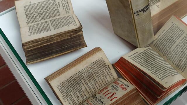 Die Ausstellung alter Bibeln und Katechismen gehörte zu den Aktionstagen. Foto: Helmut Kuzina