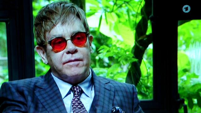 "Sie besaß Energie, sie strahlte", erinnert sich Elton John an seine gute Freundin von damals. "Auf jedem Foto von ihr hat sie ein wunderbares Lächeln", schwärmt er. Sie hatte diese "unglaubliche Fähigkeit, Menschen das Gefühl zu vermitteln - am Ende wird alles gut ausgehen" und er habe nicht viele solcher Menschen kennengelernt. "Diana konnte einen Raum betreten und allen Menschen das Gefühl vermitteln, alles ist ganz großartig", berichtet Elton John.

--> https://www.youtube.com/watch?v=QEURhqGyETs&t=8m18