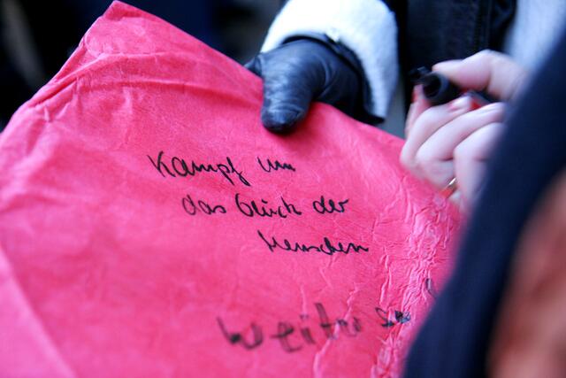 "Kampf um das Glück der Menschen" (schrieb eine der Passantinnen auf die Himmelslaterne)