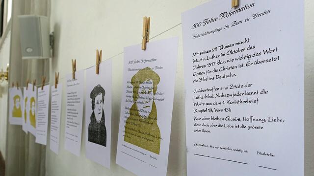 In Blei gesetzt und per Hand gedruckt, machten die Bibelsprüche viel her. Foto: Helmut Kuzina