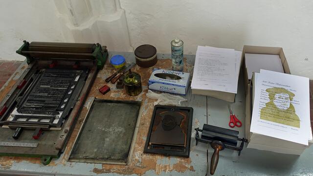 Im Winkelhaken wurden die einzelnen Schriftzeichen zu Wörtern und Zeilen zusammengefügt. Foto. Helmut Kuzina