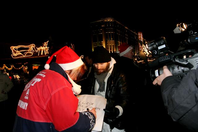 Bilder einer Reise - Menschen schreiben auf, was sie bewegt und was sie fühlen, wenn sie an Diana denken und eigentlich sollte daraus ein Film werden, aber bevor ich den vollenden konnte, wurde ich obdachlos. Die Videos waren lange Zeit verschollen und was blieb waren nur diese Standbilder.