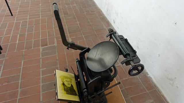 Die Funktionsweise des nachgebauten „Tiegels“, einer Hebel-Druckpresse, konnte erfahren werden. Foto: Helmut Kuzina