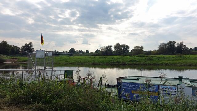 Am Schiffsanleger: Die Aller aufwärts oder abwärts bis zu Weser fährt die MS Stadt Verden. Foto: Helmut Kuzina