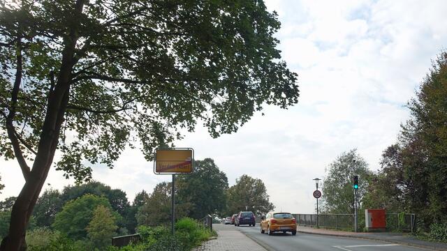 Die Brückstraße führt über eine schmale Allerbrücke. Foto: Helmut Kuzina