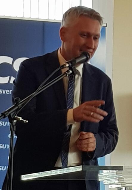 Hansjörg Durz spricht ein großes Danke, auch im Namen der zahlreichen Besucher, an den Bundesminister aus
