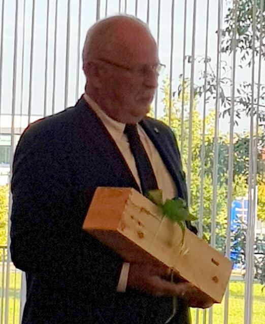 Auch Stadtverbandsvorsitzender Manfred Losinger hat ein kleines Präsent
