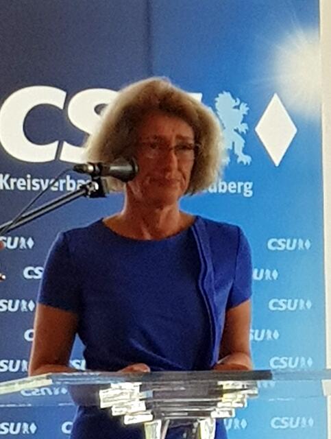 Sie bedankt sich bei der FU Ortsvorsitzenden Annemarie Mayr, für deren Bemühungen, den Minister nach Ftiedberg zu holen