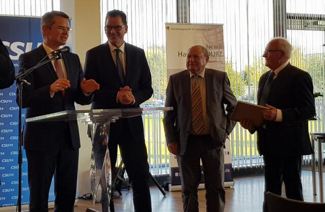 Auch der Ortsverbandsvorsitzende aus Rinnenthal freut sich für sein Mitglied