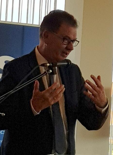 "Mehr Frieden und mehr Gerechtigkeit" 
Der Bundesentwicklungsminister Gerd Müller meint, die G20 müssen Solidarität für die Armen zeigen und findet es gut, dass Bundeskanzlerin Merkel Afrika erstmalig zum Schwerpunkt macht.
