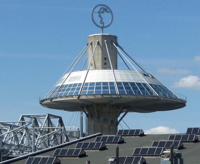 Und auch nicht weniger futuristisch ist das auf dem nebenan liegenden Messegelände gelandete UFO.