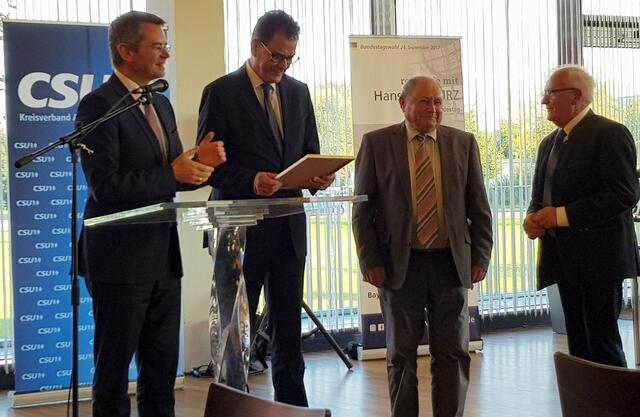 Gerd Müller ließt die Urkunde vor