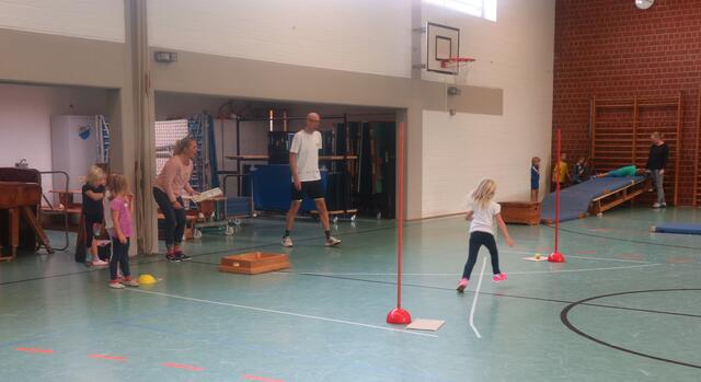 Parcours laufen und dabei Tennisbälle aufsammeln