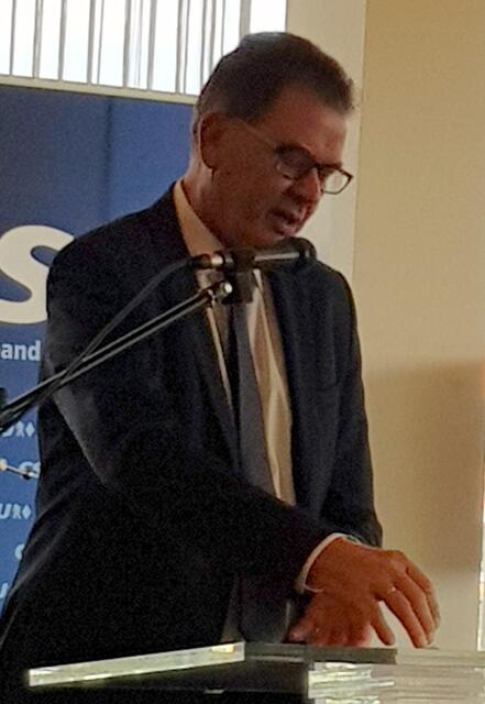 "Weltweite Solidarität nötig" 
"Wir müssen kurzfristig das Überleben in den Flüchtlingscamps sichern, aber mittelfristig eine Partnerschaft im wirtschaftlichen Miteinander schaffen", so Entwicklungsminister Gerd Müller (CSU).
