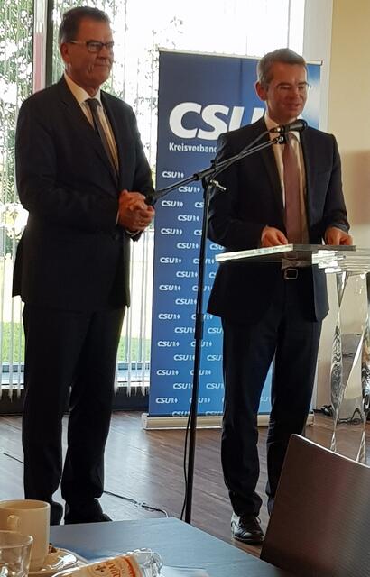 Bundesminister und Landtagsabgeordneter bitten nu das lanjährige CSU Mitglied zu sich