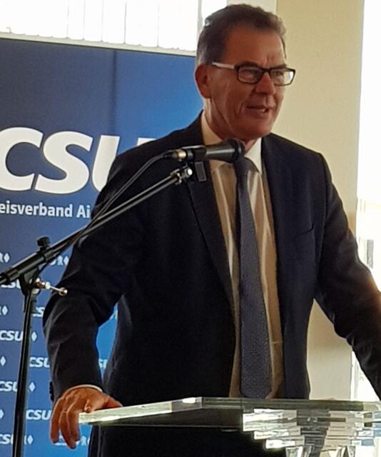 Wir müssen die Probleme vor Ort lösen" 
"Wir sollten uns von der Binnenfixierung lösen", fordert Gerd Müller (CSU) im Interview. Er rief mit Blick auf die Sozialbetrug-Diskussion dazu auf in den Krisenländer mehr zu tun. "Wir müssen dort mehr investieren, dort ist heute Nacht gestorben worden."