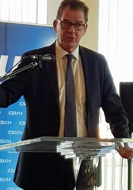 „Zehn Gebote für die Globalisierung“. Einer seiner Grundsätze lautet: „Verantworte deinen Lebensstil und Konsum vor dir selbst, deinen Mitmenschen, der Gemeinschaft und kommenden Generationen.“