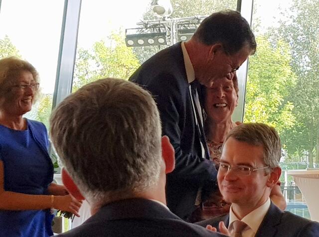 Dafür wird Annemarie Mayr auch von dem Bundesminister gedrückt