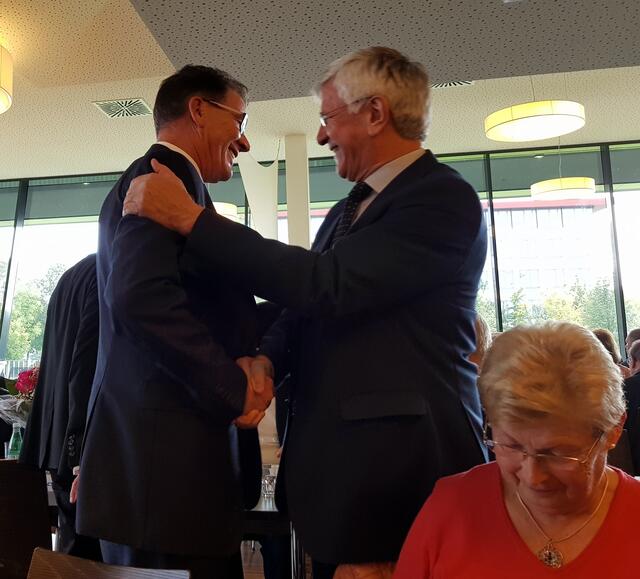 Begrüßung zweier alter Freunde