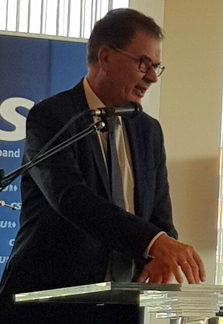 "Afrika ist ein Chancenkontinent" 
"Die Bekämpfung der Korruption und Förderung guter Regierung ist eine Priorität", sagt CSU-Entwicklungsminister Gerd Müller. Man habe Interesse, dass Menschen vor Ort eine Zukunft haben.
