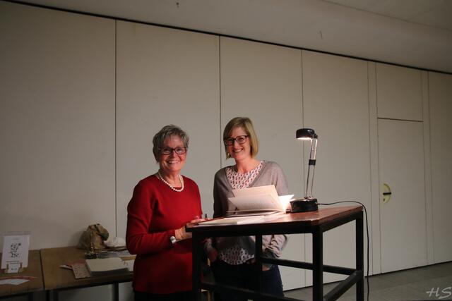 Frau viebach im Gespräch mit unserer Pastorin Frau Kristin Köhler