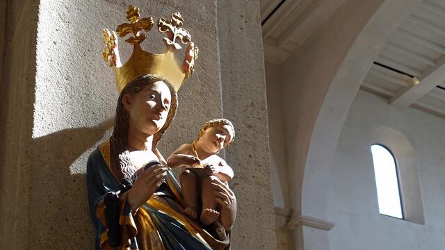Die um 1430 entstandene Tintenfassmadonna befindet sich am linken Pfeiler des Hochchores. Foto: Helmut Kuzina