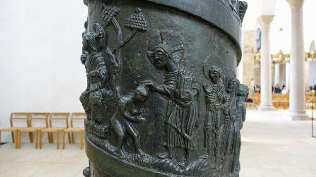 Die Säule zeigt spiralförmig nach oben führend 28 Szenen aus dem Leben Jesu, beginnend mit der Taufe und schließlich bis zu seinem Einzug in die Stadt Jerusalem. Foto: Helmut Kuzina