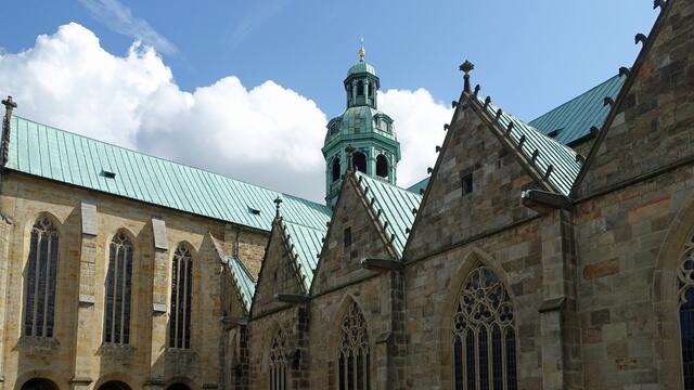 Die Aufnahme zeigt (von links) das Nordparadies, den  Vierungsturm und nördliche Seitenkapellen des Domes. Foto: Helmut Kuzina