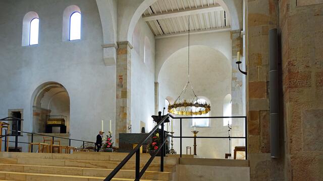 Ein Blick in den Altarraum: Der Epiphaniusschrein mit den Reliquien der Dompatrone steht in der Wandnische im nördlichen Querhaus (links). Er befand sich bis zur Domsanierung unter der Altarplatte des alten Hauptaltars. Foto: Helmut Kuzina