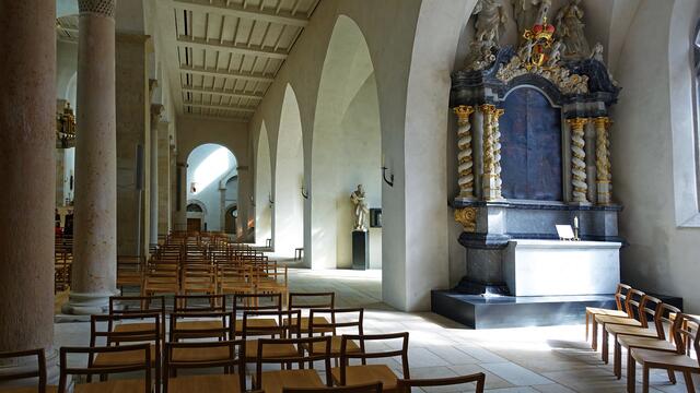Ein Blick in südliches Seitenschiff: Der schlichte Eindruck wird vor allem durch die hellen Materialien verstärkt, durch den neuen Putz, die neuen Fenster und die eigens für den Dom gestalteten Kirchenstühle. Foto: Helmut Kuzina