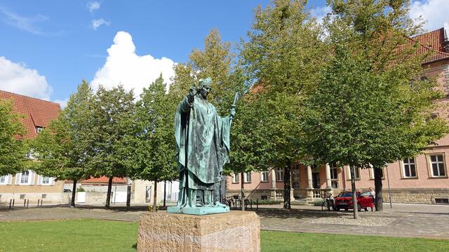 Die Bernwardsstatue steht auf einem Platz auf der Nordseite des Domes. Foto: Helmut Kuzina